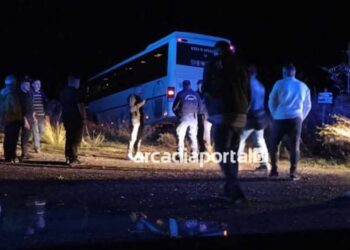 Σοκ στην Αρκαδία: Στο χείλος του γκρεμού λεωφορείο των ΚΤΕΛ – Ο οδηγός έπαθε ανακοπή και έχασε τον έλεγχο