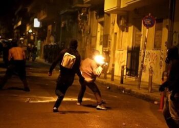 Επεισόδια στα Εξάρχεια – Έβαλαν φωτιά σε κάδους