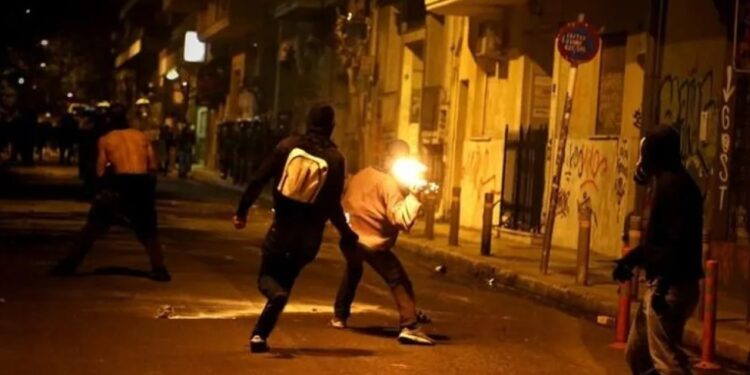 Επεισόδια στα Εξάρχεια – Έβαλαν φωτιά σε κάδους