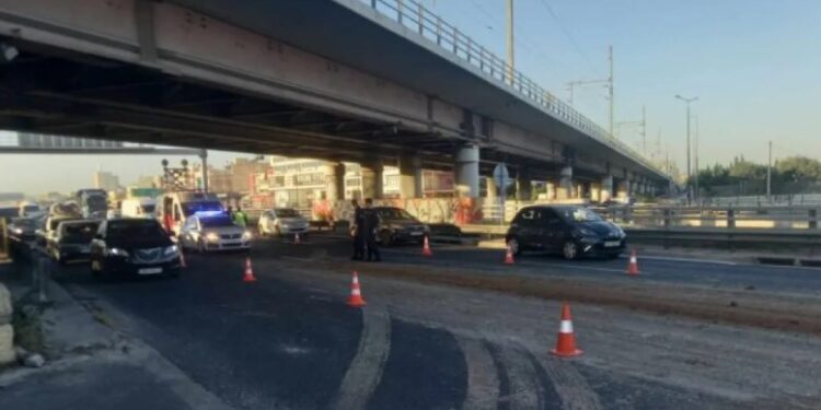 Ταλαιπωρία στον Κηφισό – Έπεσαν μπάζα από φορτηγό στο ύψος του Ρέντη