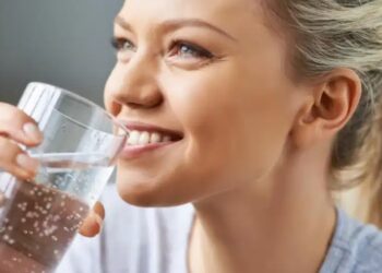 Κορονοϊός: Πόσο μειώνουν τον κίνδυνο βαριάς νόσησης οι γαργάρες με αλατόνερο