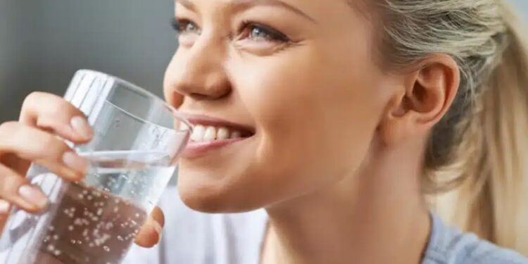 Alldaynews.gr Κορονοϊός: Πόσο μειώνουν τον κίνδυνο βαριάς νόσησης οι γαργάρες με αλατόνερο