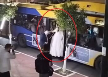 Πειραιάς-Καμίνια: Η νύφη πήγε με το τρόλεϊ στην εκκλησία[video]