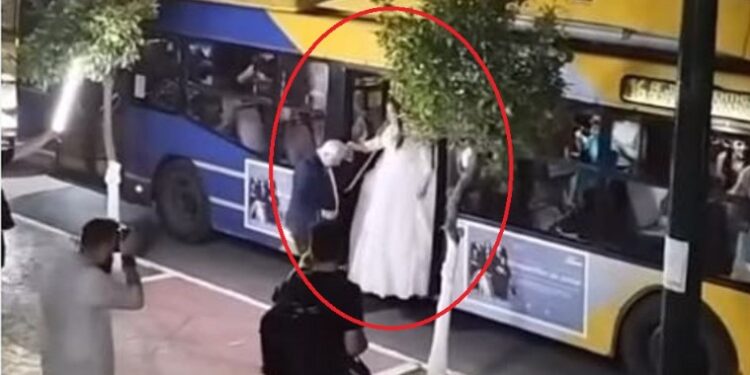 Πειραιάς-Καμίνια: Η νύφη πήγε με το τρόλεϊ στην εκκλησία[video]