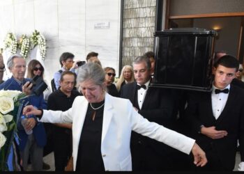 Κηδεία Σπύρου Φωκά: Η Λίλιαν Φωκά αποχαιρέτησε τον σύζυγό της με ένα ζεϊμπέκικο που έγραψε ο ηθοποιός[Φωτογραφίες]