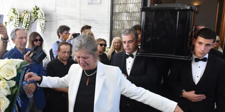 Κηδεία Σπύρου Φωκά: Η Λίλιαν Φωκά αποχαιρέτησε τον σύζυγό της με ένα ζεϊμπέκικο που έγραψε ο ηθοποιός[Φωτογραφίες]
