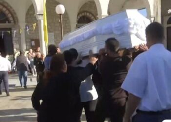 Θρήνος και οργή στο τελευταίο αντίο για τον 17χρονο – Υποβασταζόμενη η μητέρα του, λιποθύμησε ο αδελφός του