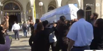 Alldaynews.gr Θρήνος και οργή στο τελευταίο αντίο για τον 17χρονο – Υποβασταζόμενη η μητέρα του, λιποθύμησε ο αδελφός του