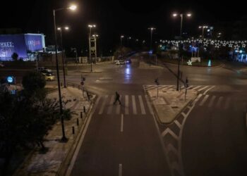 Κλειστή η λεωφόρος Μεσογείων – Ρομά έχουν ανάψει φωτιές για τον 17χρονο που σκοτώθηκε από αστυνομικά πυρά