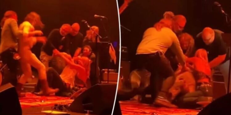 Συγκρότημα πλακώθηκε στο ξuλο πάνω στη σκηνή – Δεν σε χρειαζόμαστε, είπε ο τραγουδιστής κι έδιωξε τον κιθαρίστα