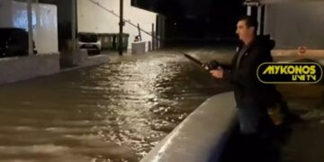 Μύκονος: Επιχειρηματίας βγήκε για ψάρεμα σε πλημμυρισμένο δρόμο και έπιασε και καλαμάρι!![video]