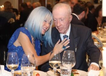 Πόζαραν στις κάμερες και μετά αντάλλαζαν “καυτά” φιλιά στο στόμα – Οι τρυφερές στιγμές Σιακαβάρα και Πλεύρη σε έξοδο τους[Φωτογραφίες]