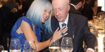 Πόζαραν στις κάμερες και μετά αντάλλαζαν “καυτά” φιλιά στο στόμα – Οι τρυφερές στιγμές Σιακαβάρα και Πλεύρη σε έξοδο τους[Φωτογραφίες]