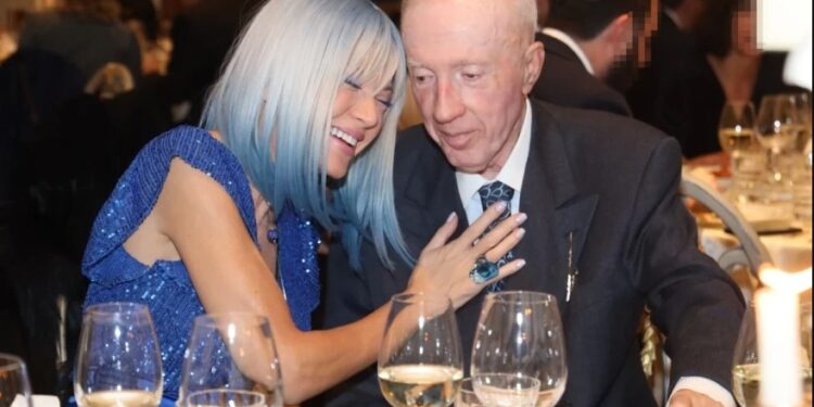 Πόζαραν στις κάμερες και μετά αντάλλαζαν “καυτά” φιλιά στο στόμα – Οι τρυφερές στιγμές Σιακαβάρα και Πλεύρη σε έξοδο τους[Φωτογραφίες]