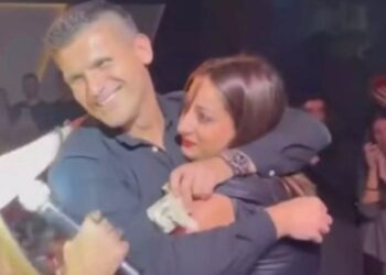 Λάρισα: Ξαφνικά εκεί που χόρευε ζεϊμπέκικο στα μπουζούκια της έκανε πρόταση γάμου![video]