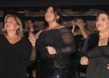 Τις κοιτούσαν όλοι στα μπουζούκια: Με διαφάνειες στην κοιλιά η Μπάρκα – Τα “έσπασε” μέχρι το πρωί με την Σταυροπούλου και την Καβογιάννη