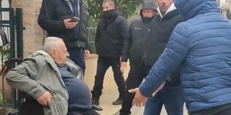 Alldaynews.gr Χαλκιδική: Εισπρακτικές «Πέταξαν» στον δρόμο 82χρονο με κινητικά προβλήματα λόγω έξωσης