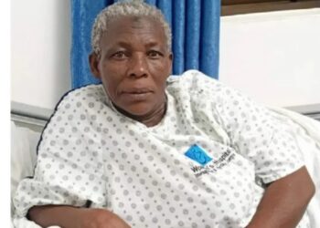 Γυναίκα 70 χρονών γέννησε δίδυμα μετά από εξωσωματική – Προσπαθούσε για 40 χρόνια