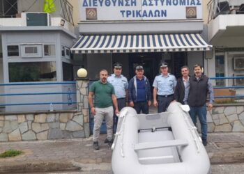 Τρίκαλα: Κάτοικος της πόλης δώρισε φουσκωτή βάρκα και σωσίβια στην Αστυνομία