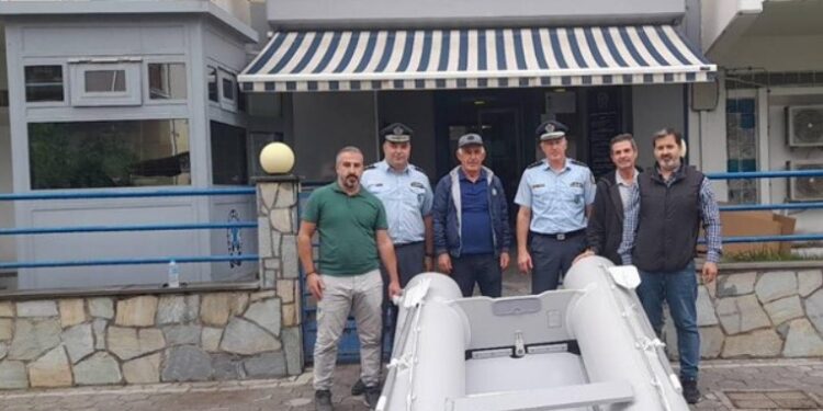 Τρίκαλα: Κάτοικος της πόλης δώρισε φουσκωτή βάρκα και σωσίβια στην Αστυνομία