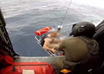 Η στιγμή που διασώζεται ο ναυτικός από το βυθισμένο πλοίο Raptor στη Λέσβο – Δείτε το video που έδωσε το ΓΕΕΘΑ