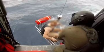 Η στιγμή που διασώζεται ο ναυτικός από το βυθισμένο πλοίο Raptor στη Λέσβο – Δείτε το video που έδωσε το ΓΕΕΘΑ