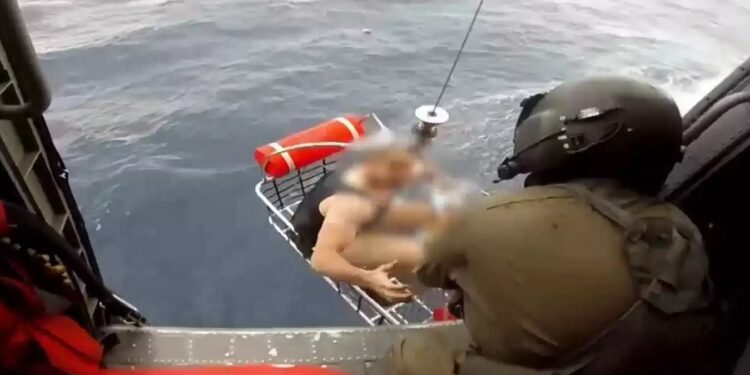 Η στιγμή που διασώζεται ο ναυτικός από το βυθισμένο πλοίο Raptor στη Λέσβο – Δείτε το video που έδωσε το ΓΕΕΘΑ