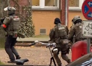 Συναγερμός για επίθεση σε σχολείο στο Αμβούργο – Ταμπουρωμένοι 2 οπλισμένοι άνδρες (video)