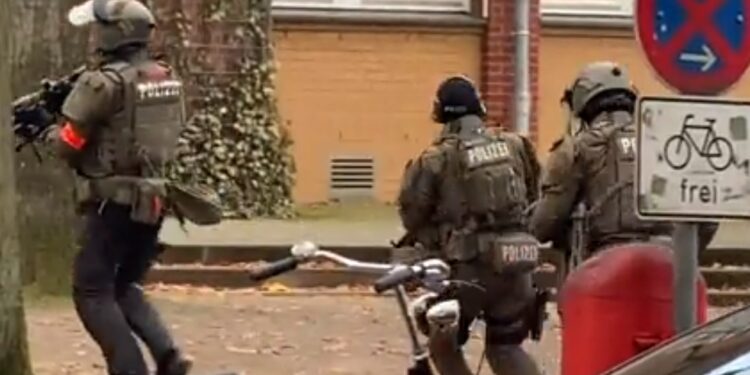 Alldaynews.gr Συναγερμός για επίθεση σε σχολείο στο Αμβούργο – Ταμπουρωμένοι 2 οπλισμένοι άνδρες (video)