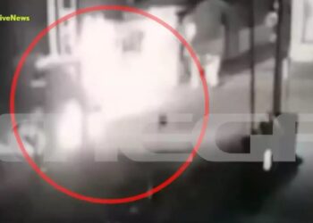 Alldaynews.gr Βίντεο ντοκουμέντο από την επίθεση με βόμβες μολότοφ στο λεωφορείο στα Άνω Λιόσια