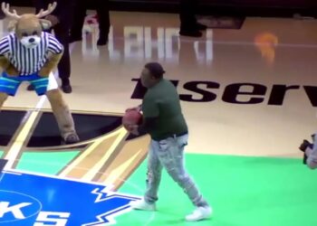 NBA: Οπαδός των Μπακς του Αντετοκούνμπο ευστόχησε σε σουτ από το κέντρο και κέρδισε 10.000 δολάρια (video)