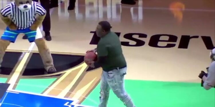 Alldaynews.gr NBA: Οπαδός των Μπακς του Αντετοκούνμπο ευστόχησε σε σουτ από το κέντρο και κέρδισε 10.000 δολάρια (video)