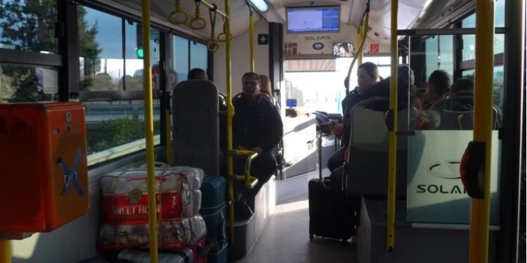 Alldaynews.gr Θεσσαλονίκη: Οδηγός λεωφορείου ξυλοκοπήθηκε από τραμπούκους επειδή ζήτησε να κάνουν ησυχία – «Τον βάραγαν με λαστιχένιο γκλοπ»