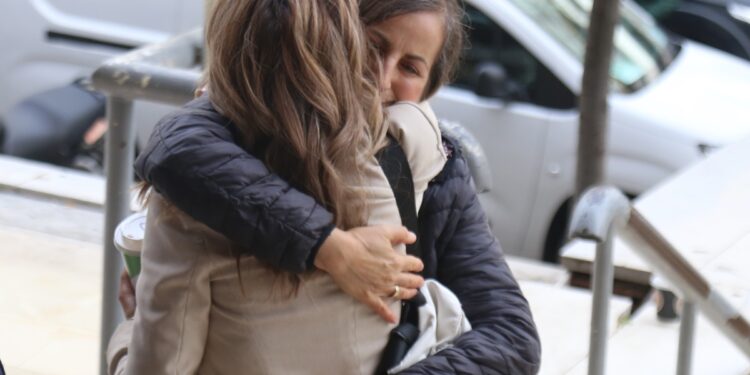 Alldaynews.gr Συγκινητικές στιγμές: Οι γονείς της Έμμας συνάντησαν την λήπτρια νεφρού της κόρης τους (φωτο, video)