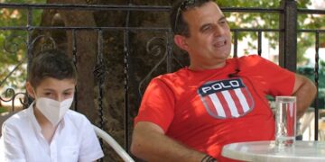 Alldaynews.gr Ο 7χρονος Δημήτρης έχει διαγνωσθεί με όγκο στον εγκέφαλο αλλά τα καταφέρνει χάρη στη δύναμη της αγάπης