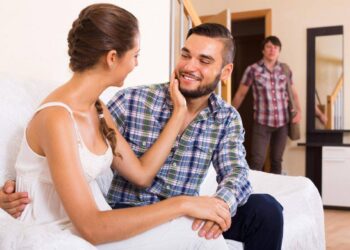 Το αγόρι μου έκανε τόσο δρόμο μόνο για να με δει και με έπιασε με άλλον