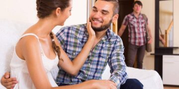 Το αγόρι μου έκανε τόσο δρόμο μόνο για να με δει και με έπιασε με άλλον