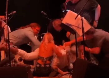 Απαράδεκτες εικόνες σε συναυλία: Ξύλο και μπουνιές ανάμεσα σε μέλη συγκροτήματος