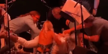 Απαράδεκτες εικόνες σε συναυλία: Ξύλο και μπουνιές ανάμεσα σε μέλη συγκροτήματος