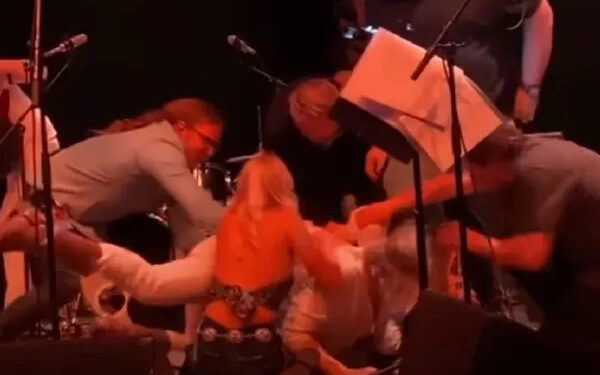 Απαράδεκτες εικόνες σε συναυλία: Ξύλο και μπουνιές ανάμεσα σε μέλη συγκροτήματος