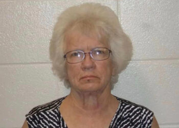 Θρίλερ στις ΗΠΑ: 75χρονη δασκάλα βiαζε κατ’ εξακολούθηση 14χρονο στο υπόγειο του σχολείου