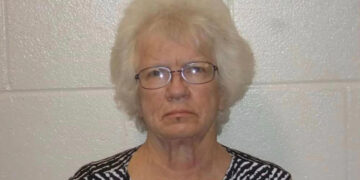 Alldaynews.gr Θρίλερ στις ΗΠΑ: 75χρονη δασκάλα βiαζε κατ’ εξακολούθηση 14χρονο στο υπόγειο του σχολείου