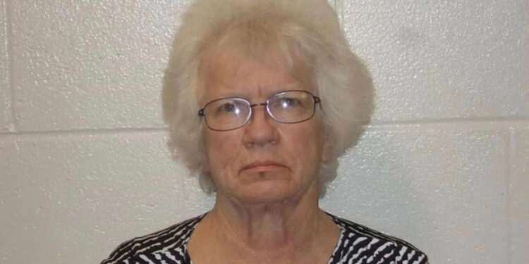 Alldaynews.gr Θρίλερ στις ΗΠΑ: 75χρονη δασκάλα βiαζε κατ’ εξακολούθηση 14χρονο στο υπόγειο του σχολείου