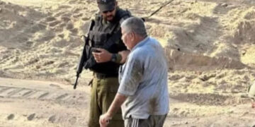 Alldaynews.gr Ισραηλινός στρατιώτης βοηθά ηλικιωμένο Παλαιστίνιο στη Γάζα – Μετά την φωτογραφία, τον σκοτώνει – Δείτε το ντοκουμέντο