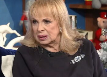 Συγκλονίζει η Άννα Φόνσου: «Εγώ έβαψα και έντυσα τη νεκρή αδερφή μου, έμενα στον οικογενειακό τάφο μαζί της»