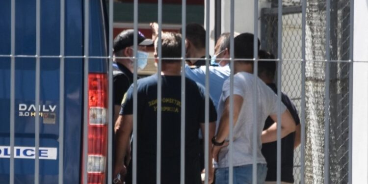 Αποκάλυψη: Βiαστές, ληστές και εγκληματίες αποφυλακίζονται υπό όρους και δεν εμφανίζονται ποτέ στα αστυνομικά τμήματα!