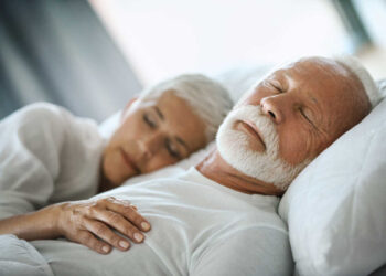 Μελέτη δείχνει πως ο ελαφρύς ύπνος μετά τα 60 συνδέεται με άνοια