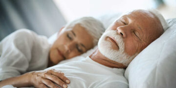 Μελέτη δείχνει πως ο ελαφρύς ύπνος μετά τα 60 συνδέεται με άνοια