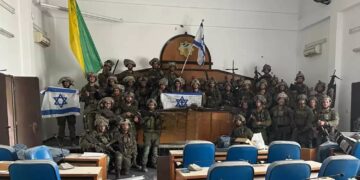 Alldaynews.gr Ο στρατός του Ισραήλ μπήκε στο κοινοβούλιο της Γάζας – Η φωτογραφία που δίνει νέα διάσταση στον πόλεμο με τη Χαμάς
