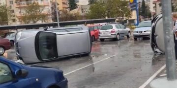 Alldaynews.gr Απίστευτες εικόνες στην Ξάνθη: Ανεμοστρόβιλος αναποδογύρισε αυτοκίνητα (video)